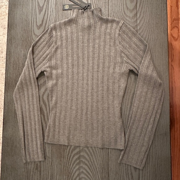 House of Harlow Mock Turtleneck - New - Picture 4 of 7